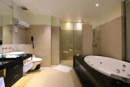 Siri Sathorn Hotel - image 2