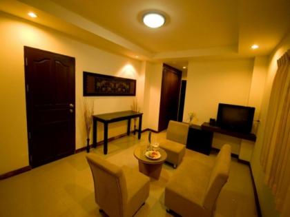 Sinsuvarn Airport Suite Hotel - image 9