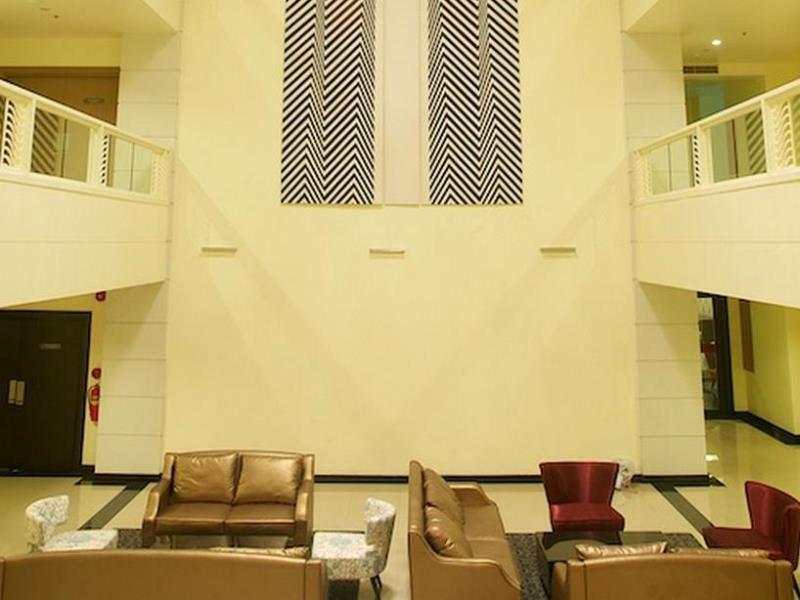 Jolly Suites and Spa Petchkasem - image 2