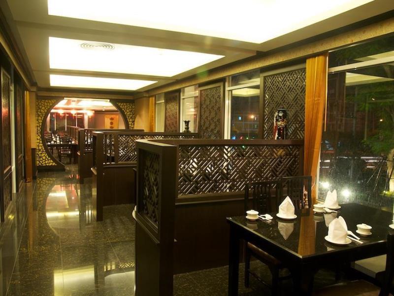 Jolly Suites and Spa Petchkasem - image 4