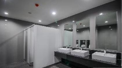 Luxury room by garden view 1 min to skytrain - image 10