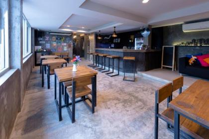 Revolution Hostel Asoke - image 3