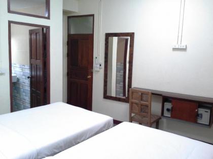 BC guesthouse Banglumphu - image 10