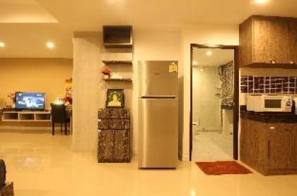 Spacious 4 pax 8 mins BTS Free WIFI Near Silom - image 11