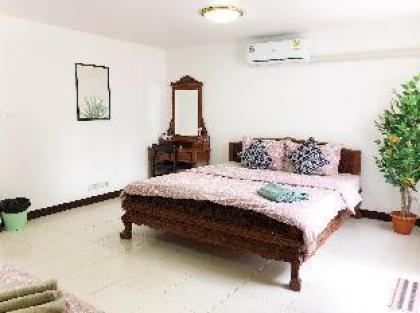 7min to Asoke Terminal21 on foot! 4BR House! - image 10