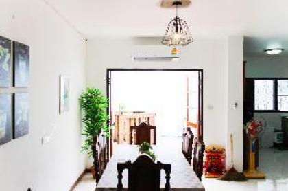 7min to Asoke Terminal21 on foot! 4BR House! - image 2