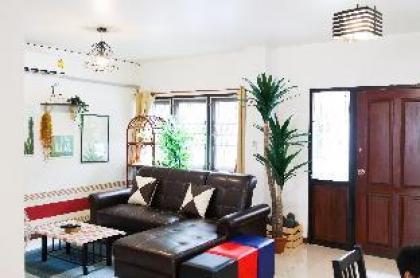 7min to Asoke Terminal21 on foot! 4BR House! - image 3