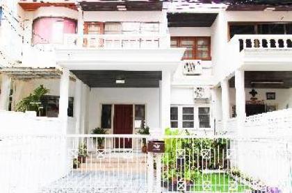 7min to Asoke Terminal21 on foot! 4BR House! - image 4