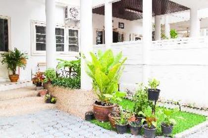 7min to Asoke Terminal21 on foot! 4BR House! - image 5