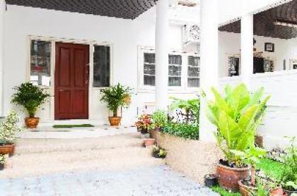 7min to Asoke Terminal21 on foot! 4BR House! - image 6