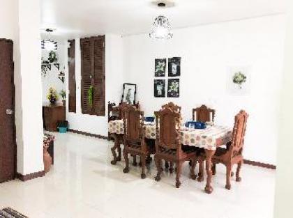 7min to Asoke Terminal21 on foot! 4BR House! - image 8