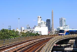 Brand new condo-airport link/MRT sky swimming pool - main image