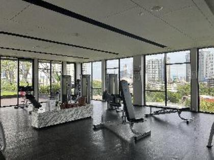 Modern Condo Sukhumvit Bangkok pool/gym/wifi - image 13