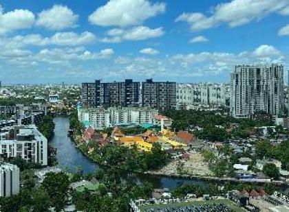 Modern Condo Sukhumvit Bangkok pool/gym/wifi - image 3