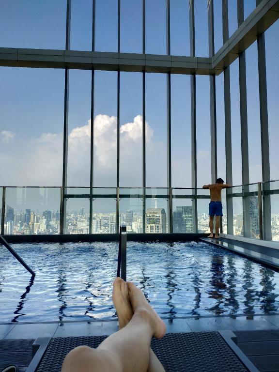 Rooftop pool gym  luxury cozy condo near BTS 375 - image 3