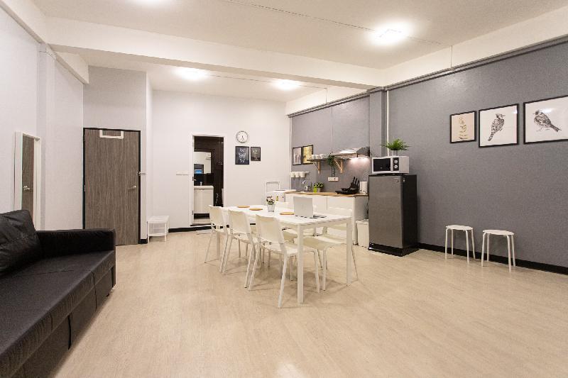 U2 Large 2 Bedrooms 100m to BTS station - main image