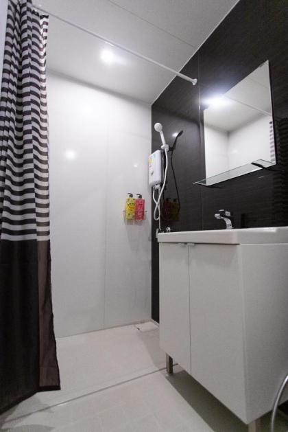 U2 Large 2 Bedrooms 100m to BTS station - image 6