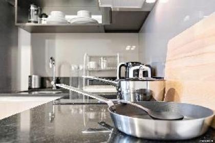 Luxury beautiful 1 bed apt3-min walk to sky train - image 19