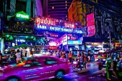 Asok BTS/MRT 5min Walk Luxury 1BR 4PAX Terminal 21 - image 4