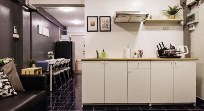 T2 2 Bedrooms 6 guests Full kitchen 1 min to BTS - image 2