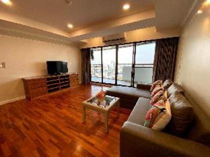 Large apartment [Newly Renovated] close to airport - image 10