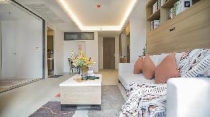 Weekly Rental New Condo in Sukhumvit Near BTS/MRT - image 1