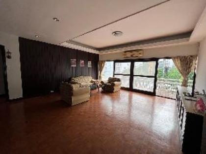 Very Close to Bamrungrad Hospital! 150SQM/2BR - image 1