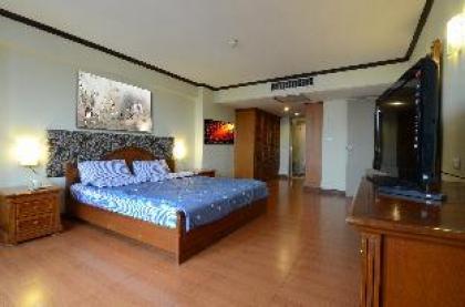 Large Bdrm condo 5 min. walk to BTS Nana FREE WiFi - image 2