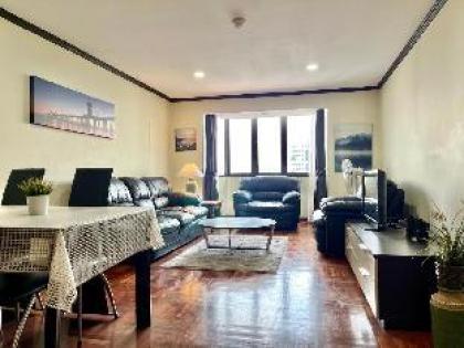 Large Bdrm condo 5 min. walk to BTS Nana FREE WiFi - image 7