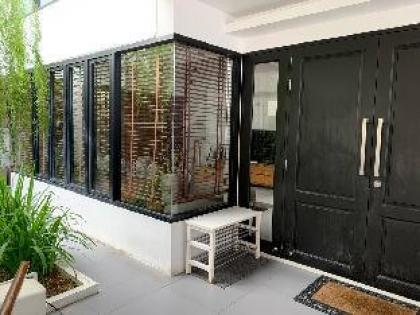 Joyful & Modern 2-Story Home. Quiet area near MRT - image 17