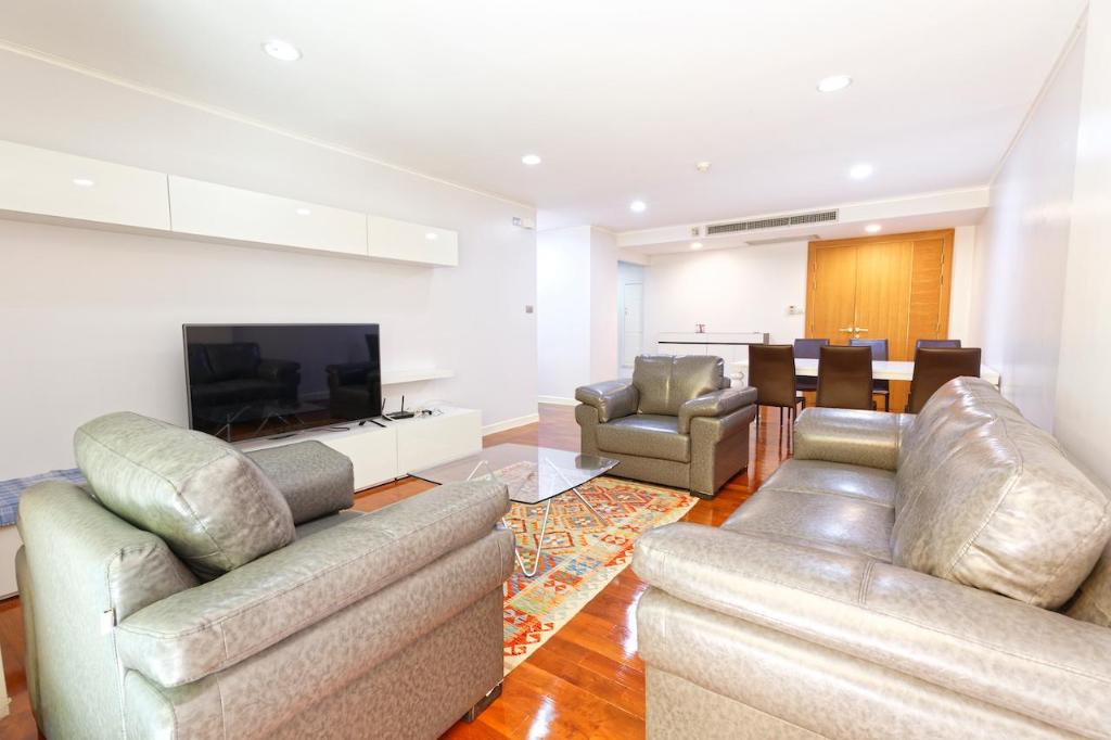 Three bedroom apartment in Ploenchit - main image