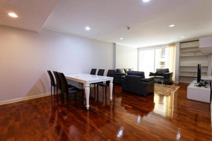 Three bedroom apartment in Ploenchit - image 2