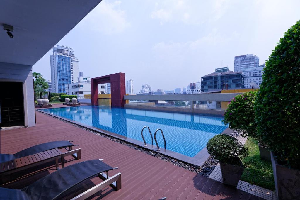 Three bedroom apartment in Ploenchit - image 3