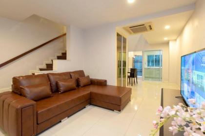 Breezy Haus in Asoke: Pool walk to BTS/MRT: Spc I - image 13