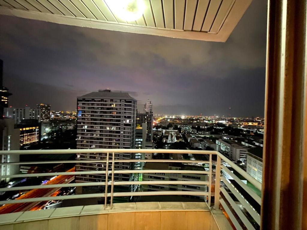 2-bedroom near BTS Phayathai and Victory Monument - image 6