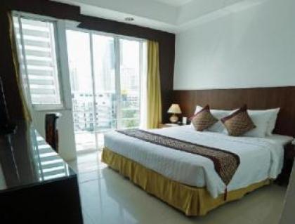 Deluxe Double room at Phethburi 13 32sqm - image 2