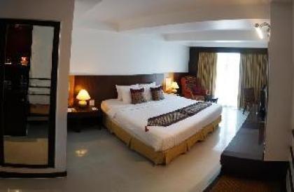 Deluxe Double room at Phethburi 13 32sqm - image 3