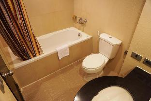 Deluxe Double room at Phethburi 13 32sqm - image 7