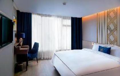 Deluxe King Room at Sukhumvit 5 25sqm - image 2