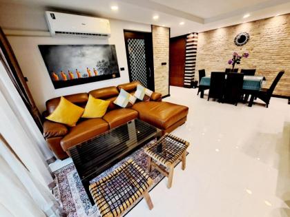 8th Floor 2brs Penthouse 700m Walk To Ekkamai Bts station Bangkok