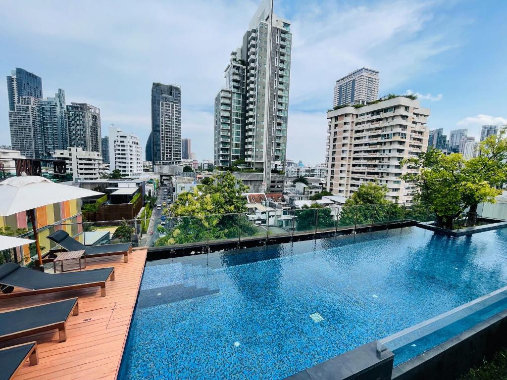 Cozy Spacious Garden-View Condo 500m BTS Thonglor - image 3