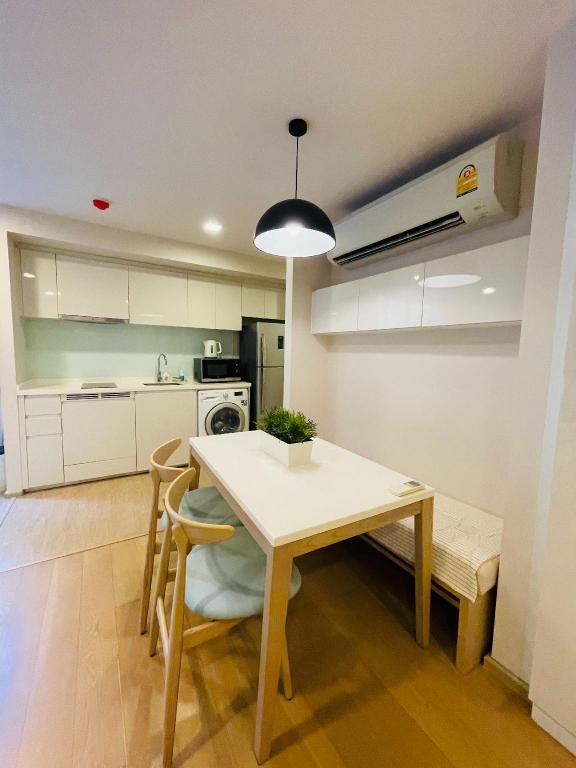 Cozy Spacious Garden-View Condo 500m BTS Thonglor - image 5