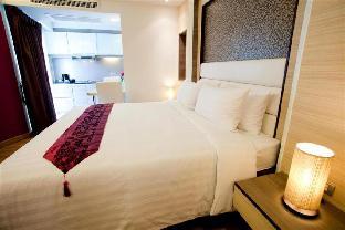 Grand Deluxe room at Sukhumvit 20 30sqm - image 3