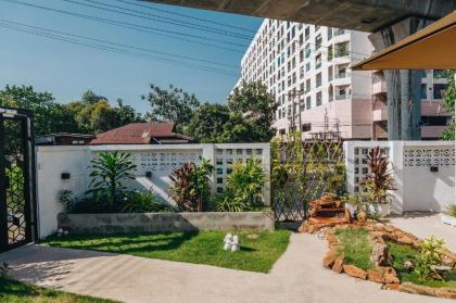 Beautiful courtyard with two bedrooms two bathroom - image 8